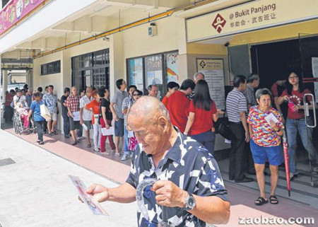 数千户家庭领取金禧特别礼包,提早过新年。(新加坡《联合早报》/林国明