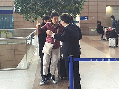 昨日上午,东航上海飞往北京MU564航班,因超售机票致40多名旅客不能登机。乘客与东航值班经理交涉,被要求签署放弃追诉声明,赔偿200元。 视频截图