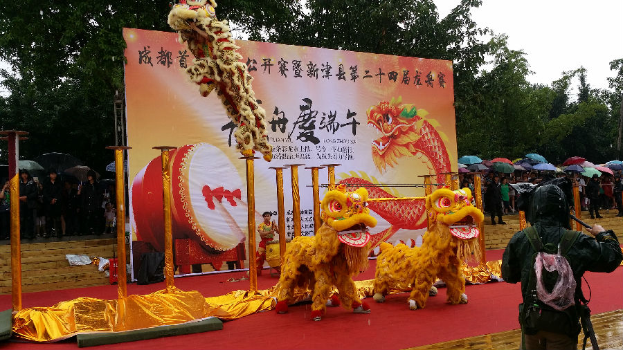 新津:龙舟竞渡迎端午_数万市民冒雨看 新津:龙舟竞渡迎端午_数万市民冒雨看