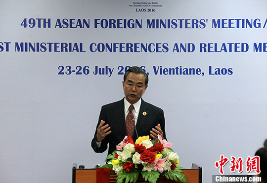 图为王毅在回答记者提问。