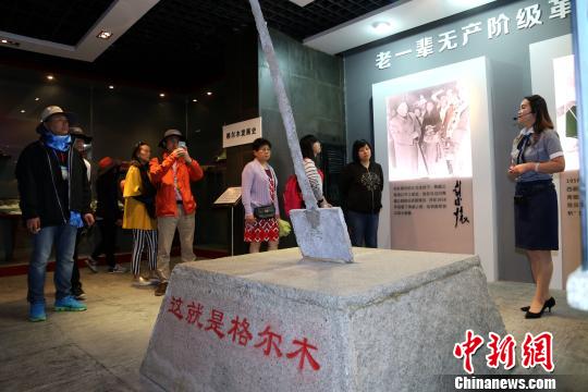 海外华文媒体及中国重点网络媒体代表采访有“天路”之称的青藏公路建设史。 张添福 摄 海外华文媒体及中国重点网络媒体代表采访有“天路”之称的青藏公路建设史。 张添福 摄