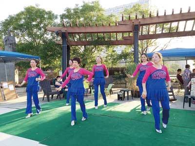 大费城福建同乡会属下健康舞蹈队在十街广场大跳广场舞,赢得许多路人停留观看并送上掌声以表示鼓励。(美国《世界日报》)