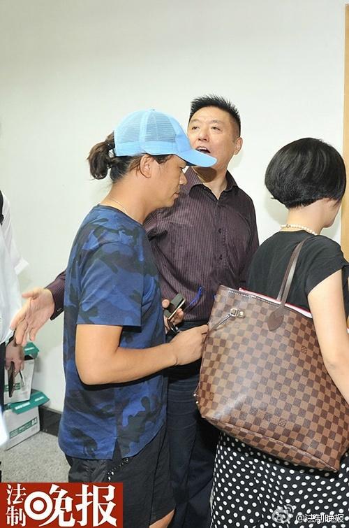 王宝强到北京朝阳法院起诉离婚 要求孩子抚养权