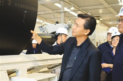 图为王文祥在河北廊坊的塑料管道生产厂区。 图为王文祥在河北廊坊的塑料管道生产厂区。