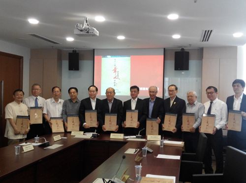 方天兴(右六)为《马来西亚华人博物馆史料汇编》主持推介礼。左起为黄文斌、罗正文、蔡维衍、郑添利、陈炎顺、吴德芳;右一起为张济作、方俊能、赵燊儒、林家仪及陈凯希。(图:星洲日报)
