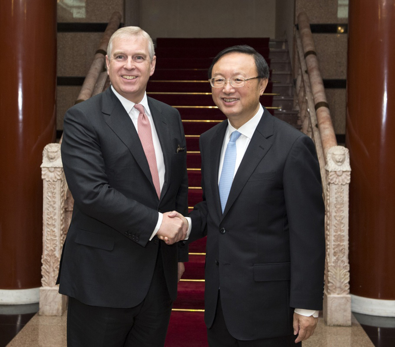 10��26�գ�����ίԱ������ڱ�������̨�����ݻ��Ӣ��Լ�˹�������³���ӡ�