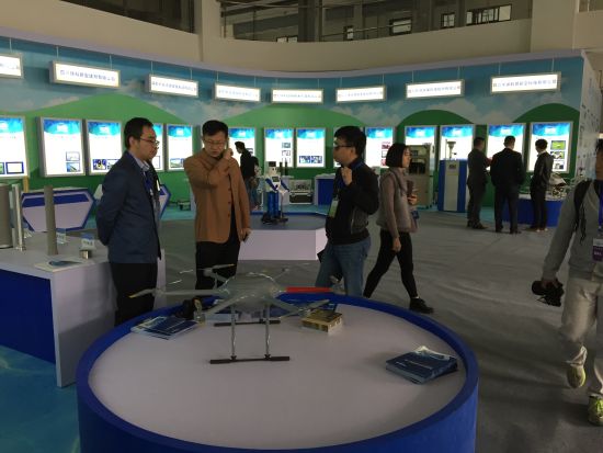 嘉宾们参观菁蓉•智创港成果展(海玲摄) 嘉宾们参观菁蓉•智创港成果展(海玲摄)