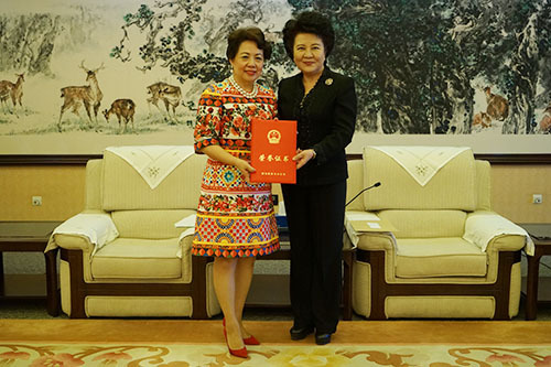 中国侨网国侨办主任裘援平向邓慕莲颁发荣誉证书。(付强 摄)