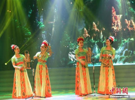 2月4日晚,2017年“文化中国·四海同春”在印尼的首场演出在棉兰开演。图为中国演员表演印尼器乐舞蹈。<a target='_blank' href='http://www.chinanews.com/'>中新社</a>记者 林永传 摄 2月4日晚,2017年“文化中国·四海同春”在印尼的首场演出在棉兰开演。图为中国演员表演印尼器乐舞蹈。<a target='_blank' href='http://www.chinanews.com/'>中新社</a>记者 林永传 摄
