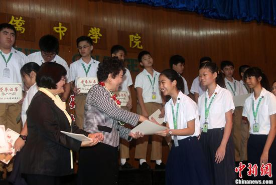 2月7日,中国国务院侨务办公室主任裘援平率团在马尼拉连续走访菲律宾侨中学院和菲律宾中正学院,向这两所知名华文学校颁发“海外华文教育示范学校”资助金。图为裘援平向菲律宾侨中学院华文学习成绩突出的学生颁发奖状。<a target='_blank' href='http://www.chinanews.com/'>中新社</a>记者 张明 摄 2月7日,中国国务院侨务办公室主任裘援平率团在马尼拉连续走访菲律宾侨中学院和菲律宾中正学院,向这两所知名华文学校颁发“海外华文教育示范学校”资助金。图为裘援平向菲律宾侨中学院华文学习成绩突出的学生颁发奖状。<a target='_blank' href='http://www.chinanews.com/'>中新社</a>记者 张明 摄
