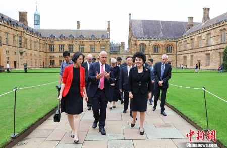 中国国务院侨务办公室主任裘援平3月23日走访悉尼大学,看望华人教授、留学生,并参观周泽荣捐赠的博物馆。 <a target='_blank' href='http://www.chinanews.com/'>中新社</a>记者 赖海隆 摄 中国国务院侨务办公室主任裘援平3月23日走访悉尼大学,看望华人教授、留学生,并参观周泽荣捐赠的博物馆。 <a target='_blank' href='http://www.chinanews.com/'>中新社</a>记者 赖海隆 摄