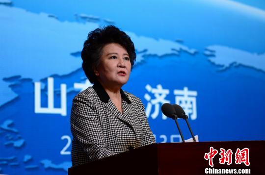 国务院侨办主任裘援平在“第三期科创委员和海外博士走进侨梦苑”活动上说:“华侨华人朋友们,抓住春天、拥抱春天,你们才会拥有春天、享受明天。” 邱江波 摄 国务院侨办主任裘援平在“第三期科创委员和海外博士走进侨梦苑”活动上说:“华侨华人朋友们,抓住春天、拥抱春天,你们才会拥有春天、享受明天。” 邱江波 摄