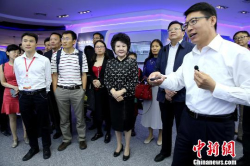 国侨办主任裘援平参观山东济南“侨梦苑”所在的高新区规划展厅。 梁犇 摄 国侨办主任裘援平参观山东济南“侨梦苑”所在的高新区规划展厅。 梁犇 摄