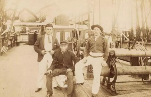 图里最右就是第一个来到英国的中国人。(法国《欧洲时报》) 图里最右就是第一个来到英国的中国人。(法国《欧洲时报》)