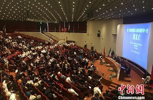 中国侨网7月23日,由意大利中国和平统一促进会主办、以“坚持九二共识、促进两岸融合发展、同圆共享中国梦”为主题的全球华侨华人促进中国和平统一大会在佛罗伦萨隆重开幕。 中新社记者 张雅琼 摄
