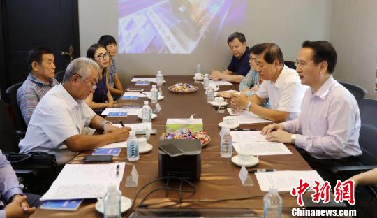 当地时间8月15日,中国国务院侨办副主任谭天星(右一)与哈巴罗夫斯克华侨华人和华商代表举行座谈会,听取侨胞对侨务工作的意见。 王修君 摄 当地时间8月15日,中国国务院侨办副主任谭天星(右一)与哈巴罗夫斯克华侨华人和华商代表举行座谈会,听取侨胞对侨务工作的意见。 王修君 摄