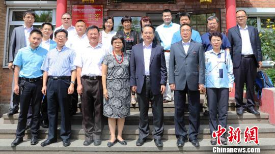 当地时间8月17日,中国国务院侨办副主任谭天星(一排右三)率国侨办代表团在符拉迪沃斯托克与华侨华人代表们座谈后合影。 王修君 摄 当地时间8月17日,中国国务院侨办副主任谭天星(一排右三)率国侨办代表团在符拉迪沃斯托克与华侨华人代表们座谈后合影。 王修君 摄