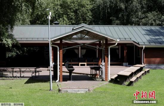 美国参议院此前通过了针对俄罗斯最新的制裁议案。俄罗斯外交部7月28日宣布,从8月暂停美驻俄使馆对莫斯科几处房产的使用权,并建议9月前将美国驻俄使领馆的所有工作人员裁减到455人。