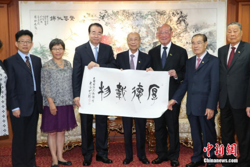 中国国务院侨务办公室党组书记、副主任许又声(左三)9月12日率团访问泰国中华总商会。<a target='_blank' href='http://www.chinanews.com/'>中新社</a>记者 张晨翼 摄 中国国务院侨务办公室党组书记、副主任许又声(左三)9月12日率团访问泰国中华总商会。<a target='_blank' href='http://www.chinanews.com/'>中新社</a>记者 张晨翼 摄