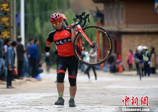 残疾人骑手“闪亮”环泸沽湖自行车赛:享受比赛 残疾人骑手“闪亮”环泸沽湖自行车赛:享受比赛