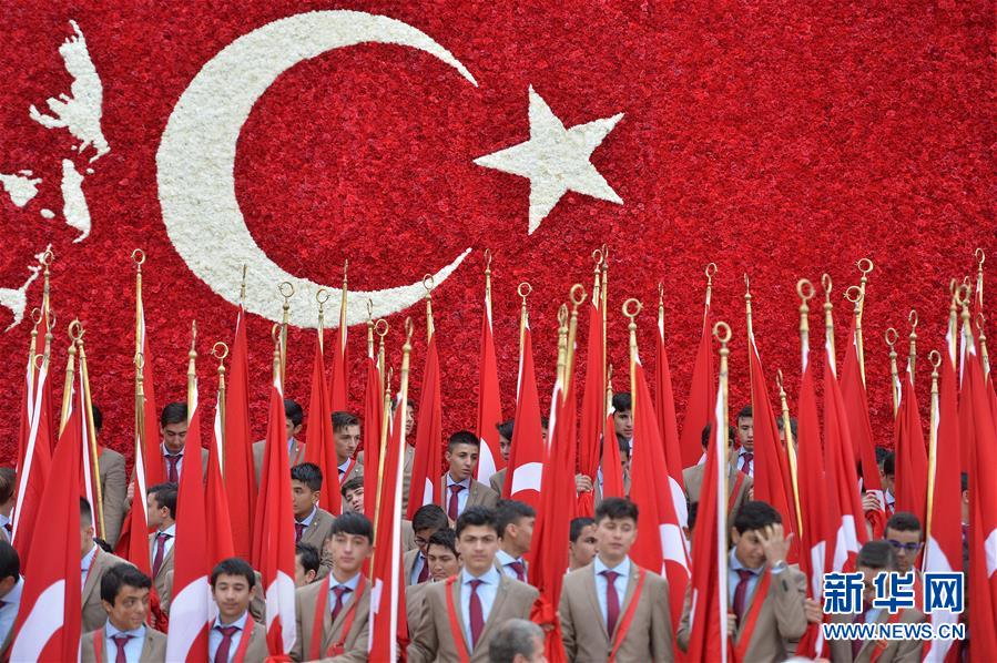 10��29�գ����������׶���������ĩ���꣬ѧ���μ���ף���񡣵��գ��������׶����������л����ף���͹�����94���ꡣ