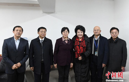 1��25�գ�����Ժ����칫��������Ԯƽ(����)һ��������ο�����������ź�(����)���ź���2002���п�Ժ�����˼ƻ����������˲ţ����������������о��������ΰ���Ŀ����15���ˡ� <a target='_blank' href='http://www.chinanews.com/'>������</a>���� ������ ��