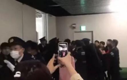 ▲在东京成田机场,中国游客与日本警察发生冲突。 ▲在东京成田机场,中国游客与日本警察发生冲突。