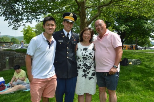 郑永乐(右一)细心栽培儿子郑祖毅(左二),并为年轻一代越来越多华裔参军感到自豪。(美国《世界日报》/牟兰 摄) 郑永乐(右一)细心栽培儿子郑祖毅(左二),并为年轻一代越来越多华裔参军感到自豪。(美国《世界日报》/牟兰 摄)