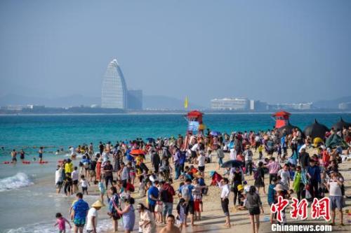 资料图:游客在三亚游玩。洪坚鹏 摄 资料图:游客在三亚游玩。洪坚鹏 摄