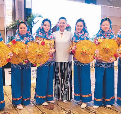 图为何佩兰(中)与她的舞蹈学生合影。 (照片由何佩兰提供) 图为何佩兰(中)与她的舞蹈学生合影。 (照片由何佩兰提供)