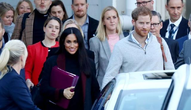 哈里王子视察澳大利亚和南太平洋岛国,数百名王室粉丝冒雨欢迎