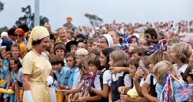 哈里王子视察澳大利亚和南太平洋岛国,数百名王室粉丝冒雨欢迎