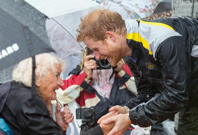 哈里王子视察澳大利亚和南太平洋岛国,数百名王室粉丝冒雨欢迎
