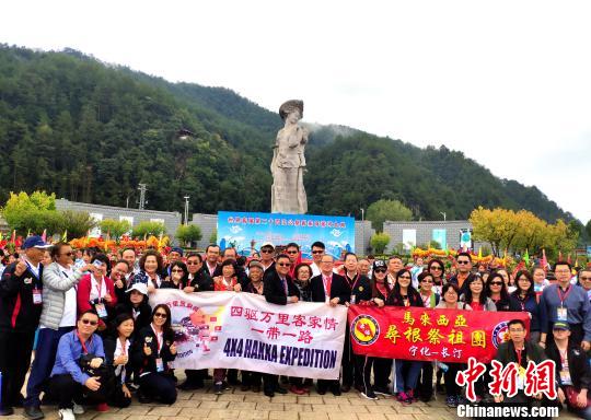 客属团体客家母亲河广场合影留念。 何凌霄 摄 客属团体客家母亲河广场合影留念。 何凌霄 摄