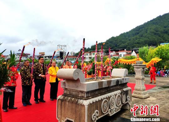 公祭大典举行上香仪式。 何凌霄 摄 公祭大典举行上香仪式。 何凌霄 摄