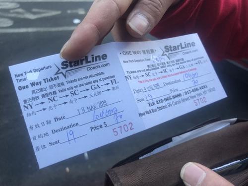 中国侨网乘客的车票上仍是佛州巴士公司的商标。(记者张晨/摄影)