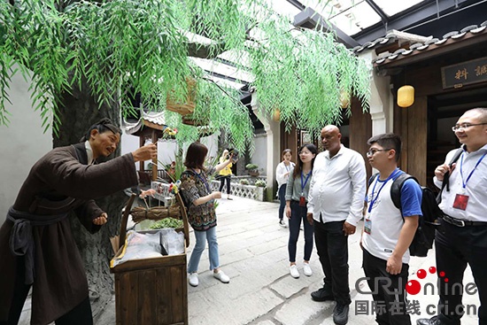 外媒走进煌上煌 体验一场极致的“酱”心之旅 外媒走进煌上煌 体验一场极致的“酱”心之旅