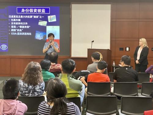中国侨网旧金山尔湾市警局华裔公共安全助理苏玲雍以中文说明诈骗招数。(美国《世界日报》/尚颖 摄)