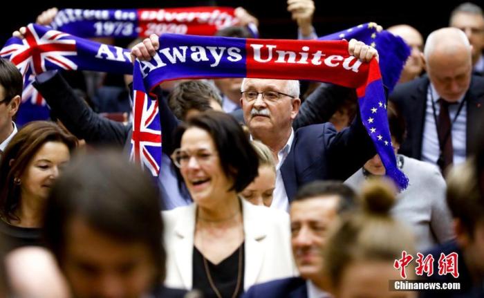 当地时间1月29日,欧洲议会批准“脱欧”协议。图为投票结束后,在场议员高举“永远团结”旗帜。<a target='_blank' data-cke-saved-href='http://www.chinanews.com/' href='http://www.chinanews.com/'>中新社</a>发 欧盟供图 点击进入下一页